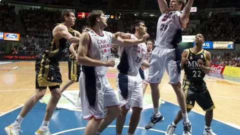 El escolta del Caja Laboral Baskonia Brad Oleson (2d), captura un rebote junto a sus compañeros Fernando San Emeterio (d) y Mirza Teletovic (2i), ante los jugadores del Real Madrid, Louis Bullock (d), y el pívot croata Ante Tomic (i)