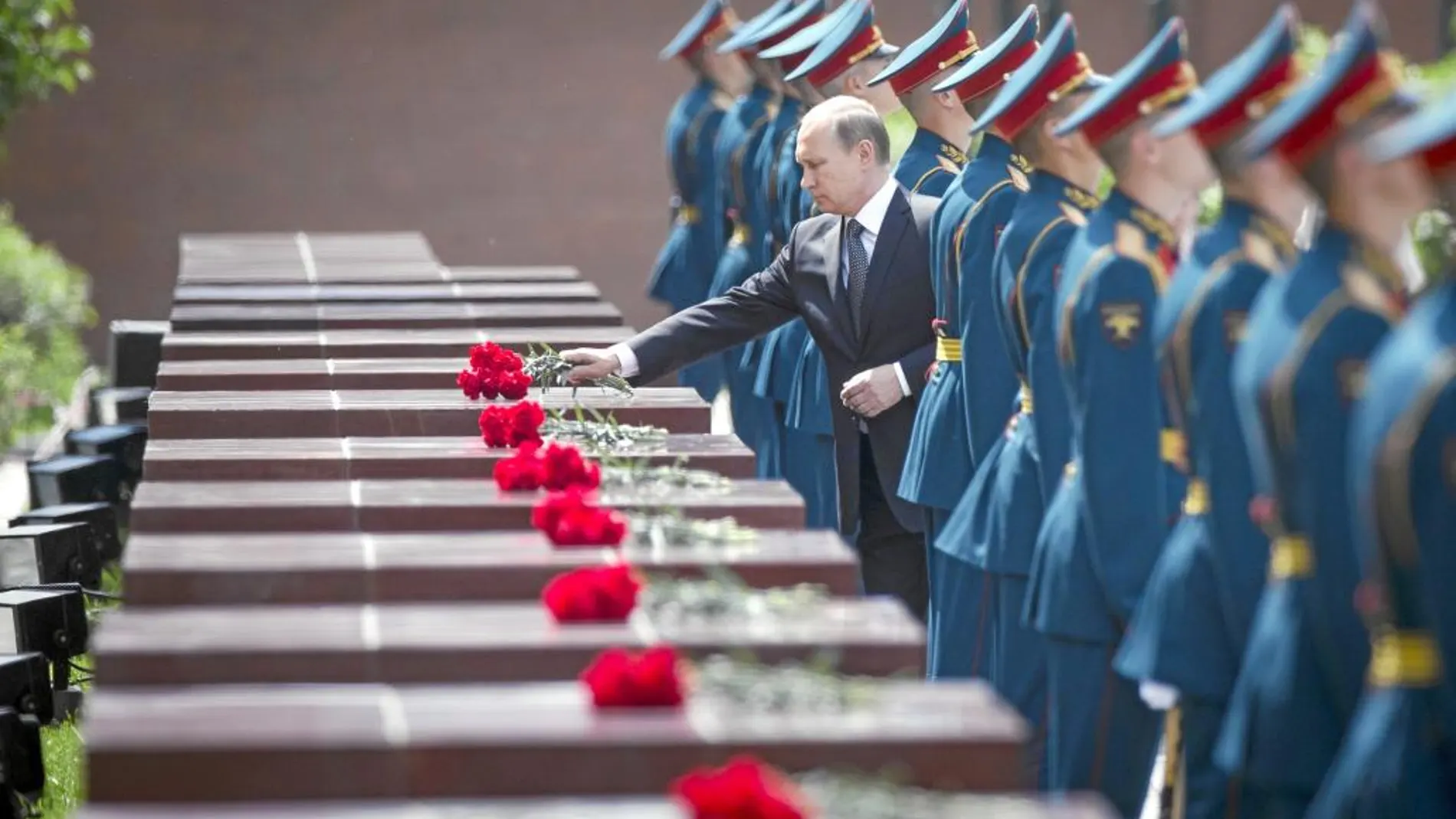 El presidente Putin acude a la Tumba del Soldado Desconocido en el Kremlin en el 74º aniversario de la invasión nazi de la URSS