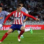 El defensa mexicano de la Real Sociedad, Héctor Moreno, pelea por el balón frente al delantero del Atlético de Madrid, Fernando Torres / Efe