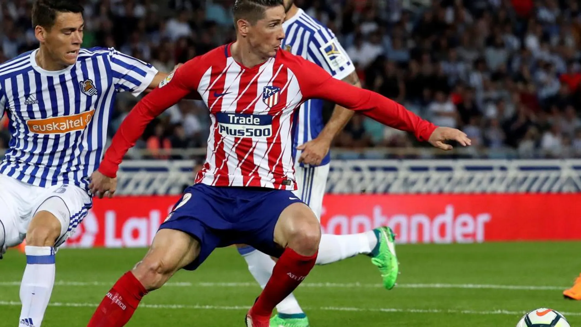 El defensa mexicano de la Real Sociedad, Héctor Moreno, pelea por el balón frente al delantero del Atlético de Madrid, Fernando Torres / Efe