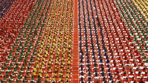 Estudiantes practicando yoga en Chennai, India