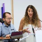 La portavoz de Podemos, Noelia Vera, durante la rueda de prensa que ofreció junto al secretario de Organización, Pablo Echenique, tras la reunión del Consejo de Coordinación / Foto: Efe
