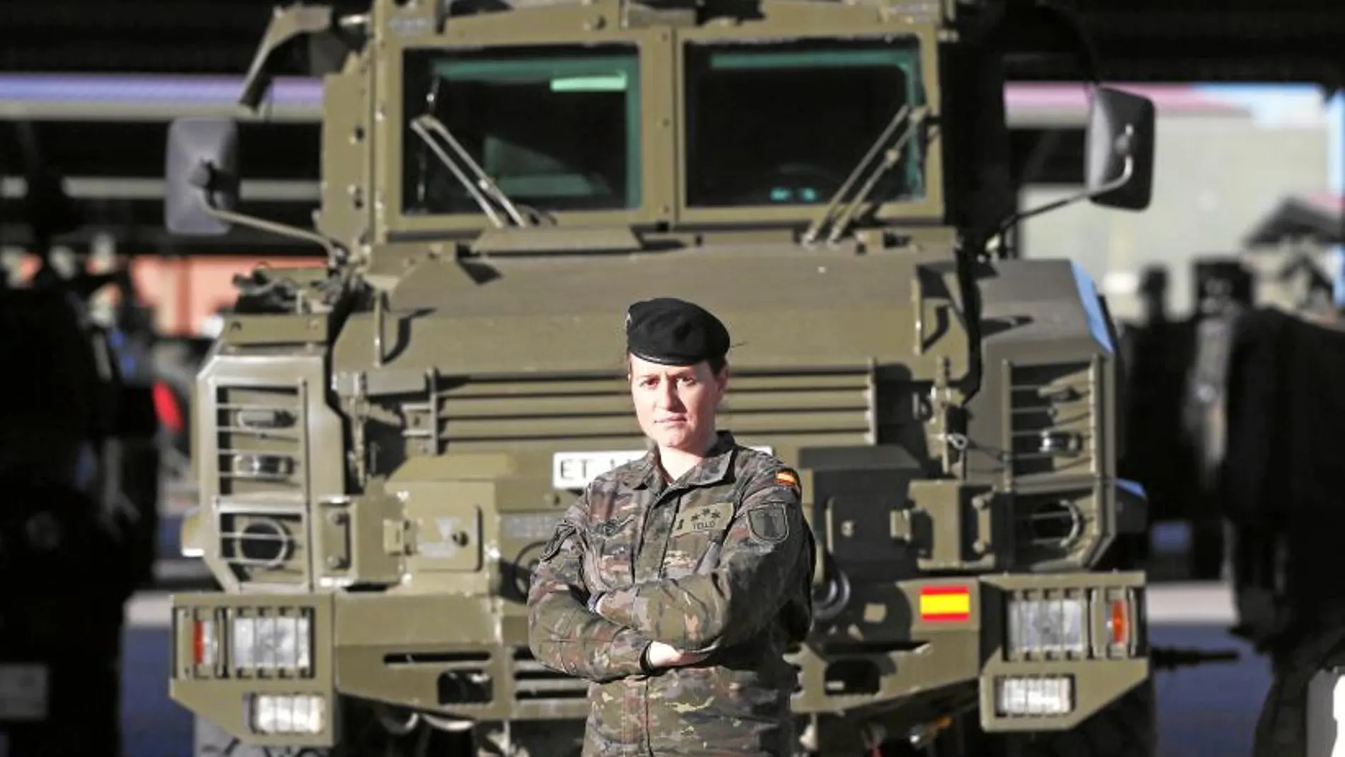 La capitán Tania Tello, en la base Príncipe de la BRIPAC, junto a uno de los blindados RG-31 con los que se desplegó en Afganistán en 2013 cuando estaba al mando de una sección de zapadores que limpiaba las rutas de explosivos