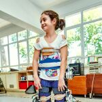 Un exoesqueleto español permitirá caminar con autonomía a niños parapléjicos