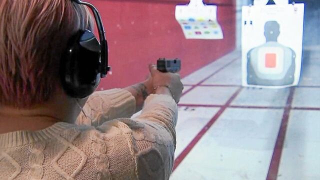Kasey Hansen, una educadora que ejerce en Utah, es de las pocas del gremio que está a favor de ir armada a las aulas. En la imagen, Kasey hace prácticas de tiro con un arma corta