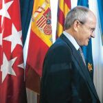 Montilla pasa ante las banderas de Madrid, España, Cataluña y Europa