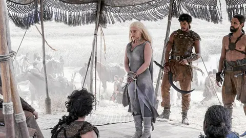 Movistar+ estrenó la serie a la vez con EE UU y ayer se reemitió subtitulada al español. Arriba Daenerys Targayen