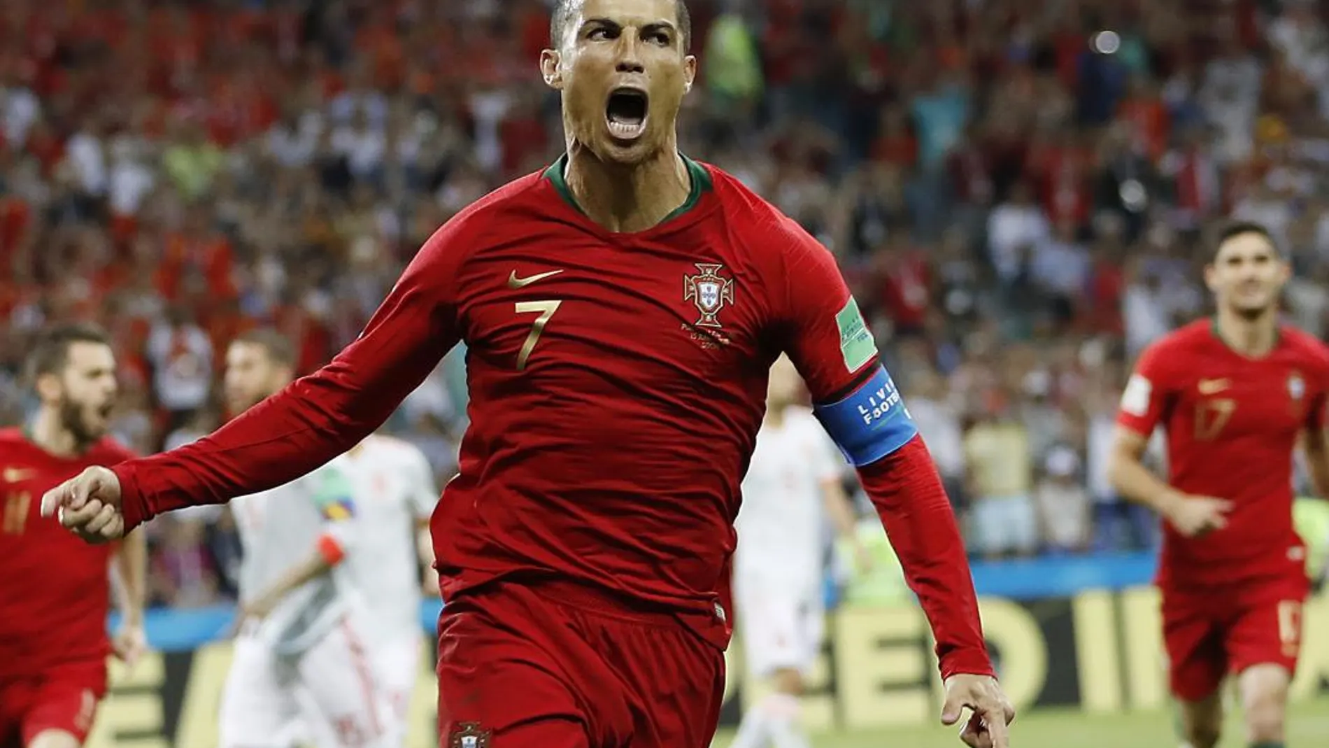 Cristiano Ronaldo celebra uno de sus tres goles anotados ante España / Ap