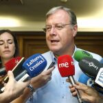 El alcalde de León, Antonio Silván, atiende a los medios de comunicación para dar explicaciones