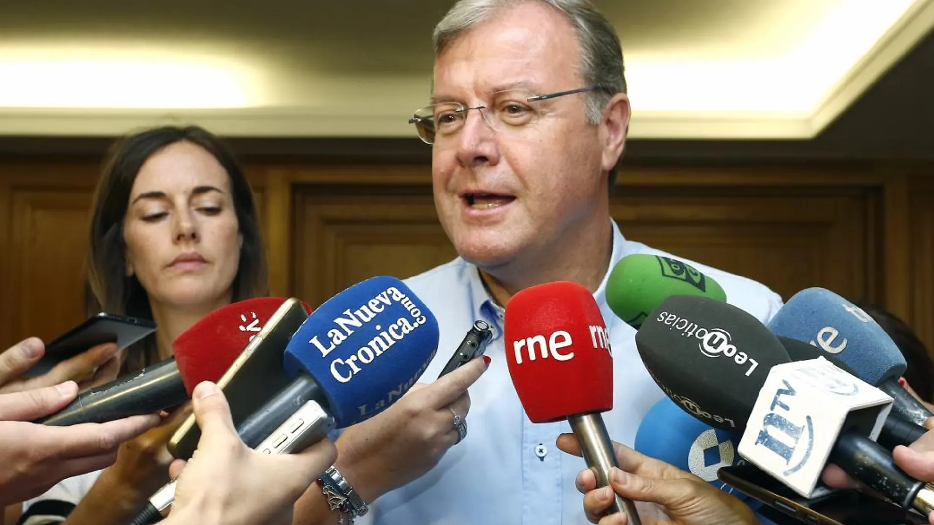El alcalde de León, Antonio Silván, atiende a los medios de comunicación para dar explicaciones