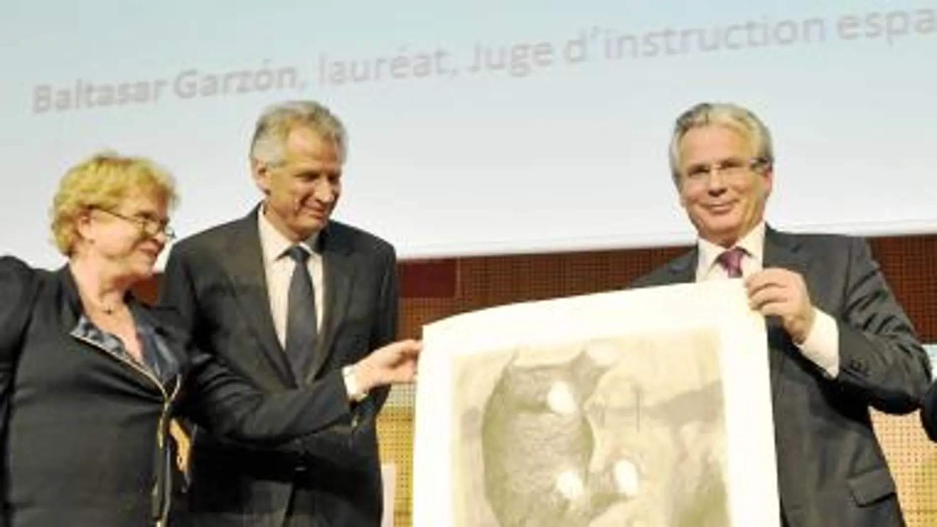 Garzón, premiado ayer en París, con el ex primer ministro Dominique de Villepin