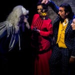 Una escena de la representación de «El fantasma de Canterville», con la familia Otis y el fantasma Sir Simon