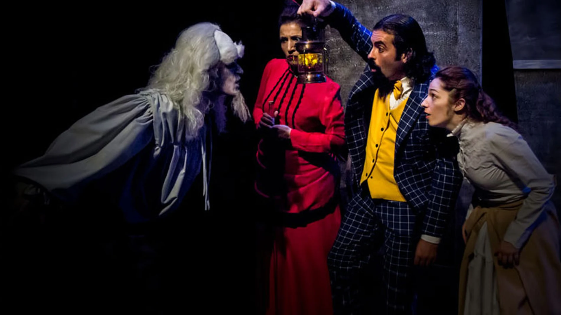 Una escena de la representación de «El fantasma de Canterville», con la familia Otis y el fantasma Sir Simon