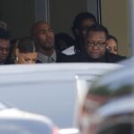 El cantante Bobby Brown sale tras el funeral por su hija Bobbi Kristina Brown