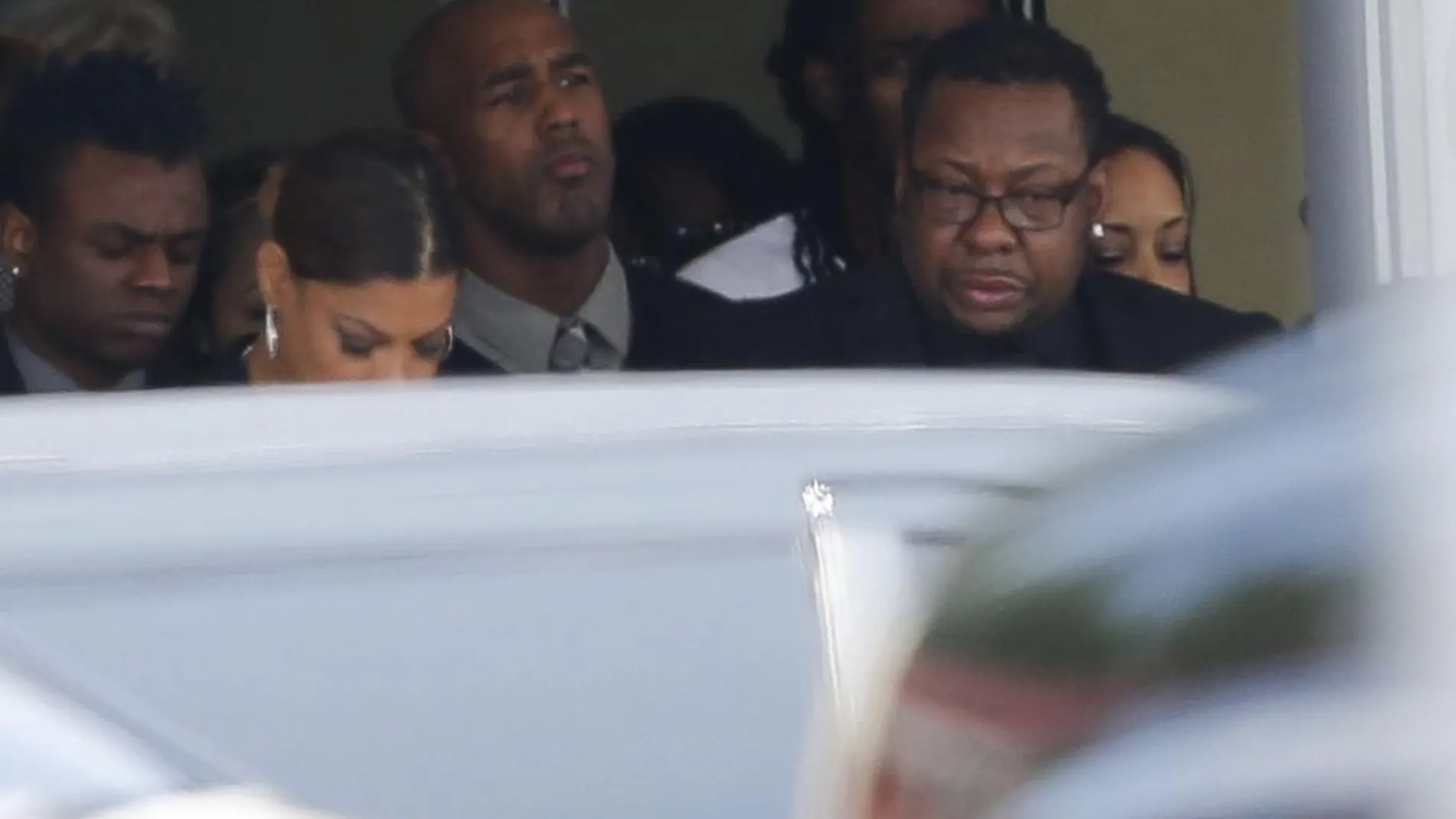 El cantante Bobby Brown sale tras el funeral por su hija Bobbi Kristina Brown