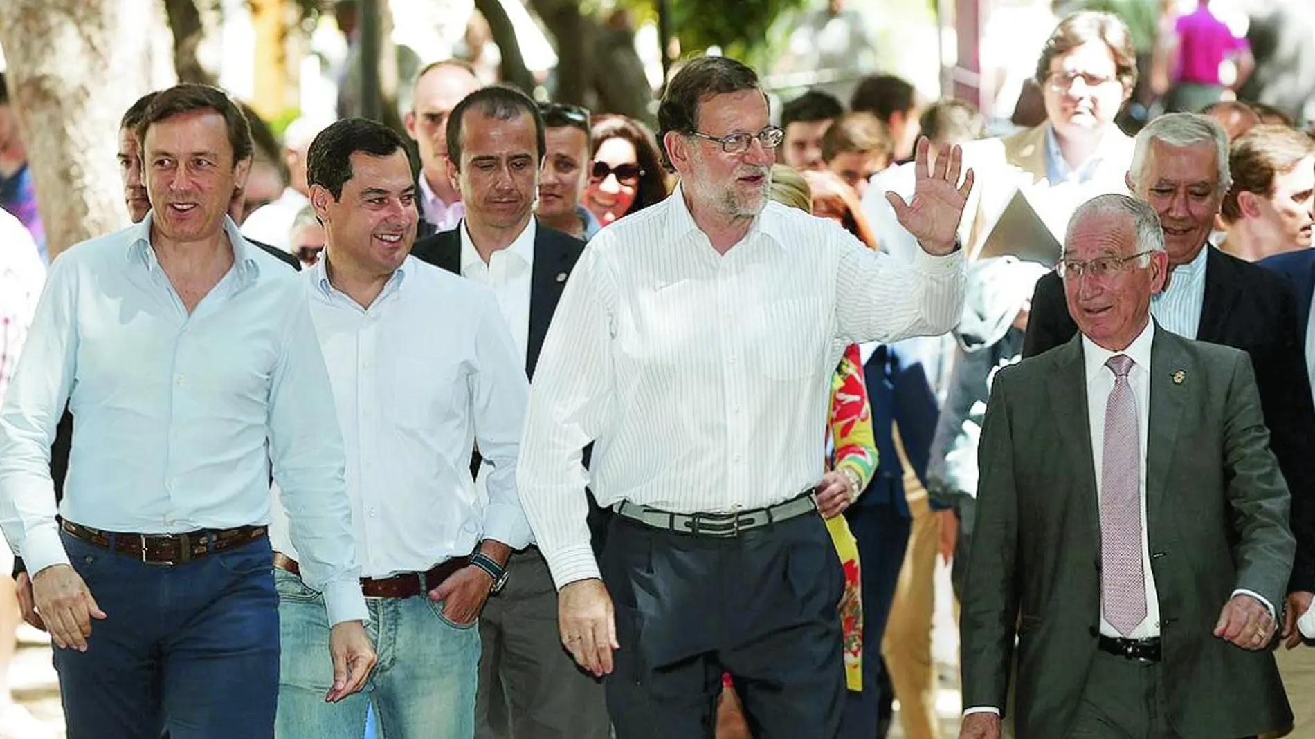 Mariano Rajoy junto a Juanma Moreno, Rafael Hernando, Gabriel Amat y Javier Arenas, ayer en Almería