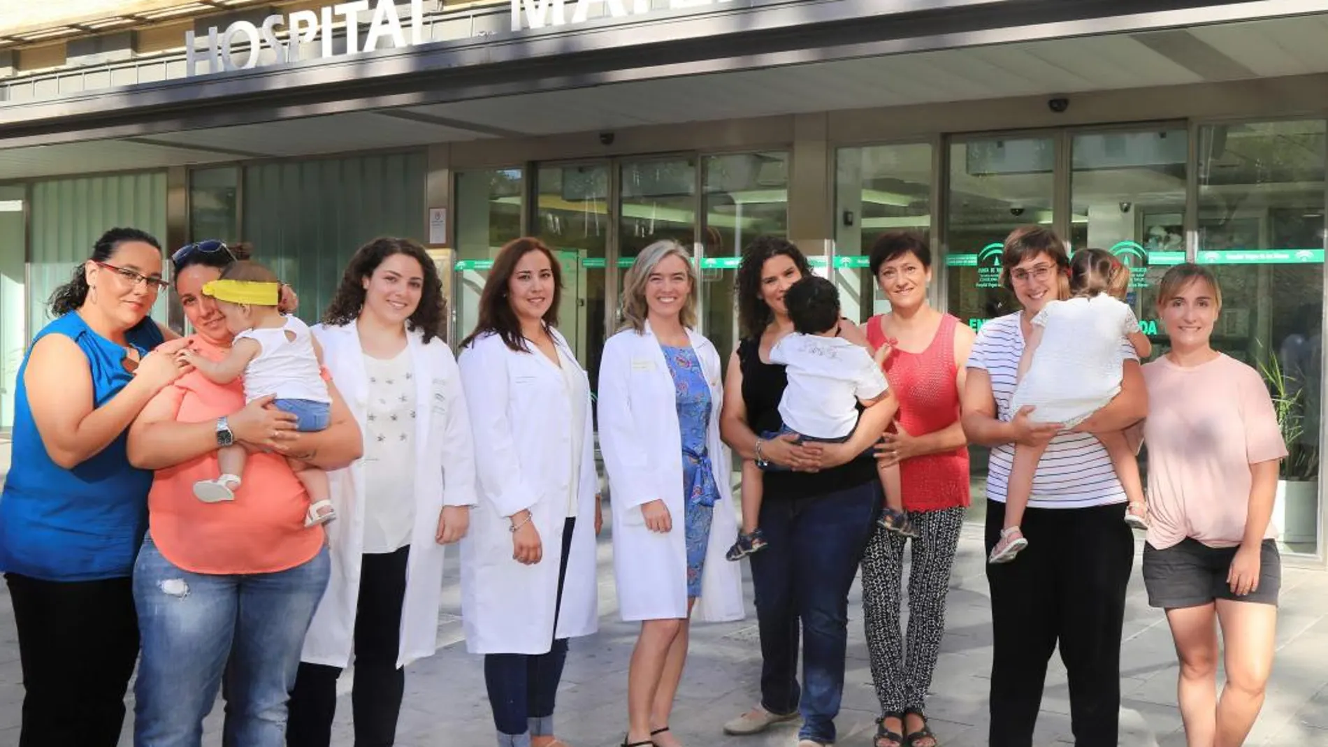 Profesionales de la unidad de reproducción asistida de Granada y madres, a las puertas del hospital / Foto: Pepe Torres
