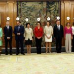 Los ministros y ministras posan en su presentación.
