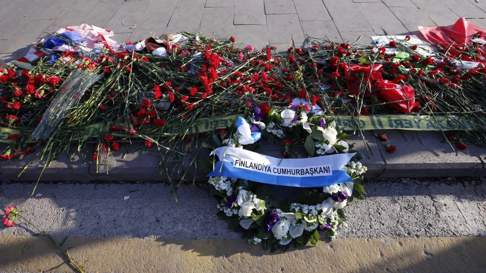 Flores para recordar a las víctimas del atentado en Ankara