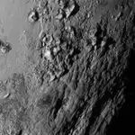 Plutón tiene montañas y actividad geológica
