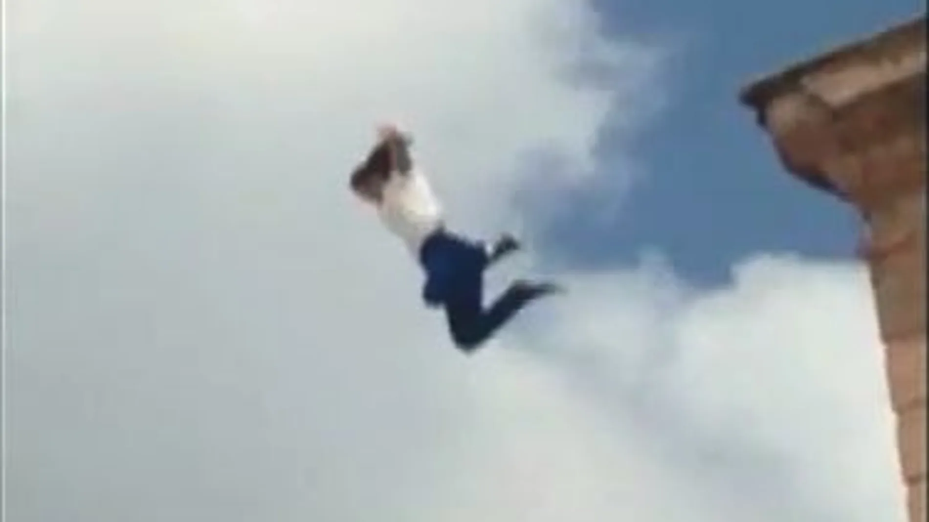 Una joven salta desde el campanario de una catedral de México