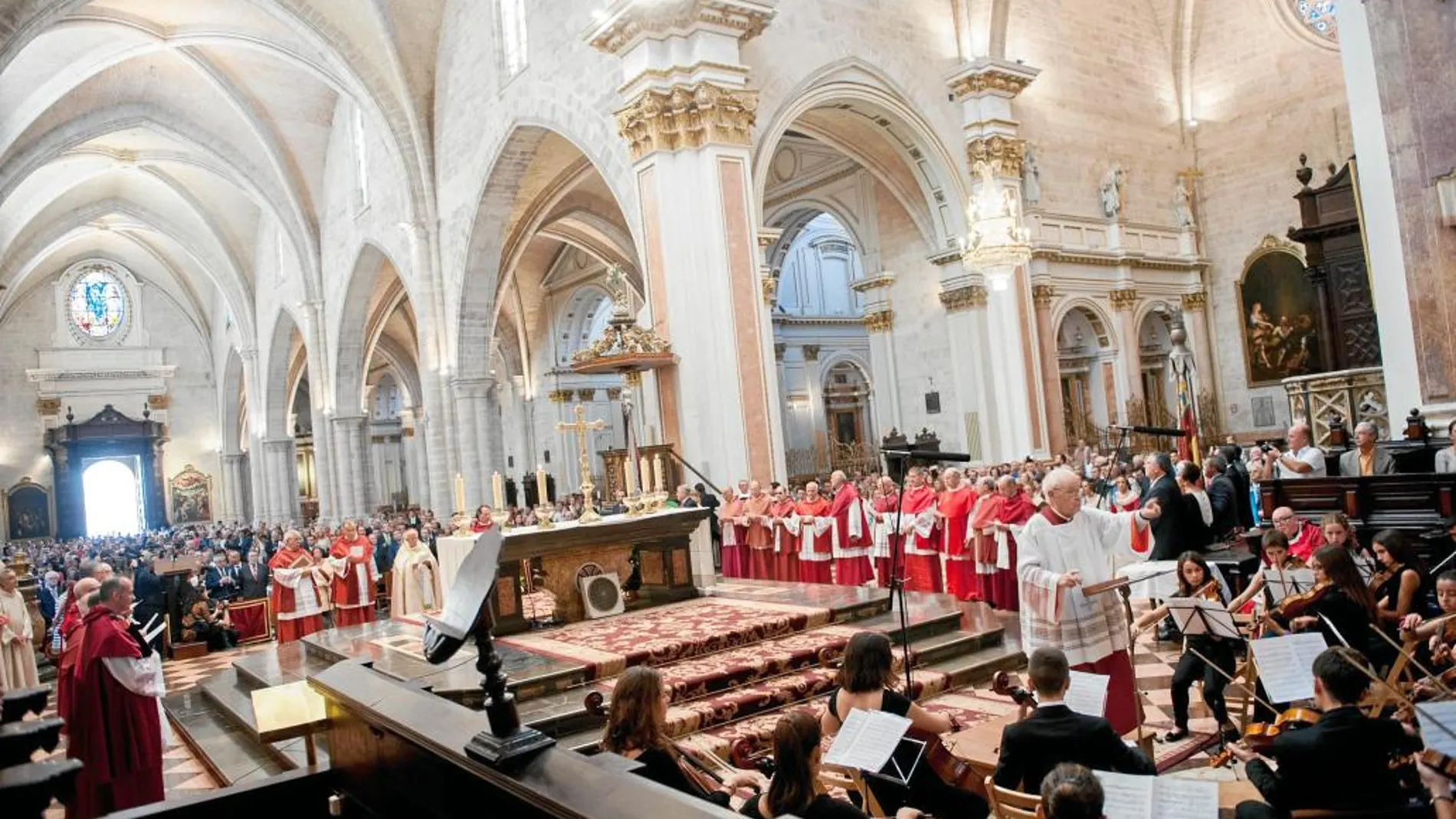 Este año, el Te Deum se celebrará antes del inicio de la Procesión Cívica. El cardenal oficiará la misa presidida por la Senyera de Lo Rat Penat