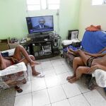 Una familia cubana escucha en La Habana la rueda de Prensa de ayer de Obama