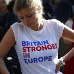 Una mujer luce una camiseta favorable a la permanencia en la UE