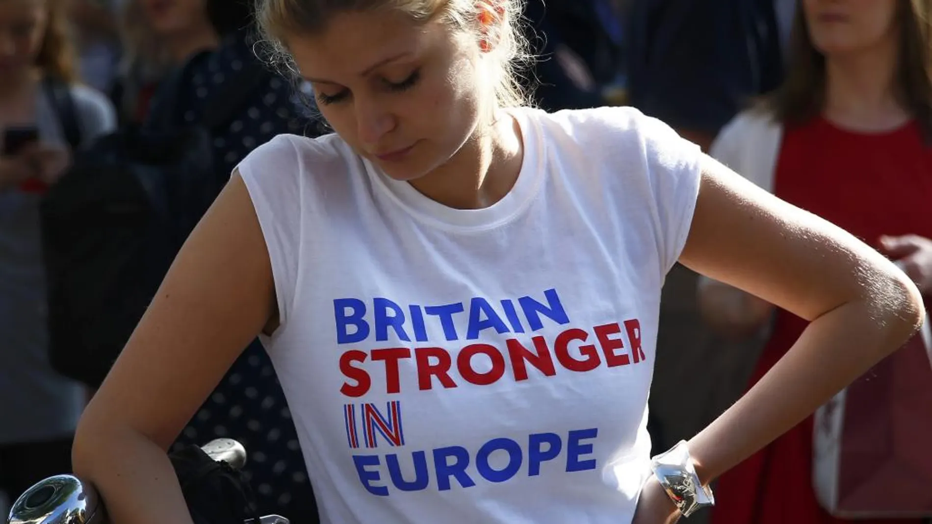 Una mujer luce una camiseta favorable a la permanencia en la UE
