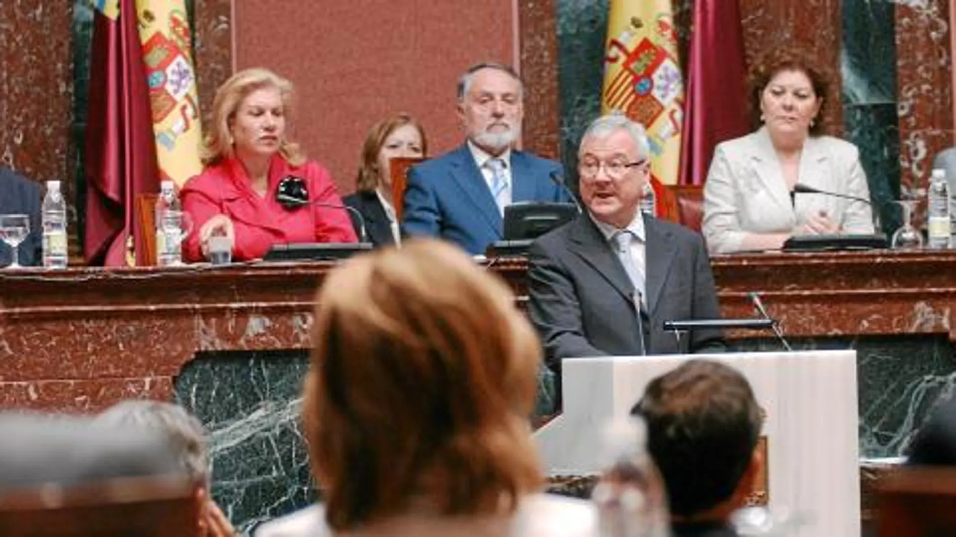 Valcárcel anuncia rebajas fiscales para jóvenes, pymes y las familias