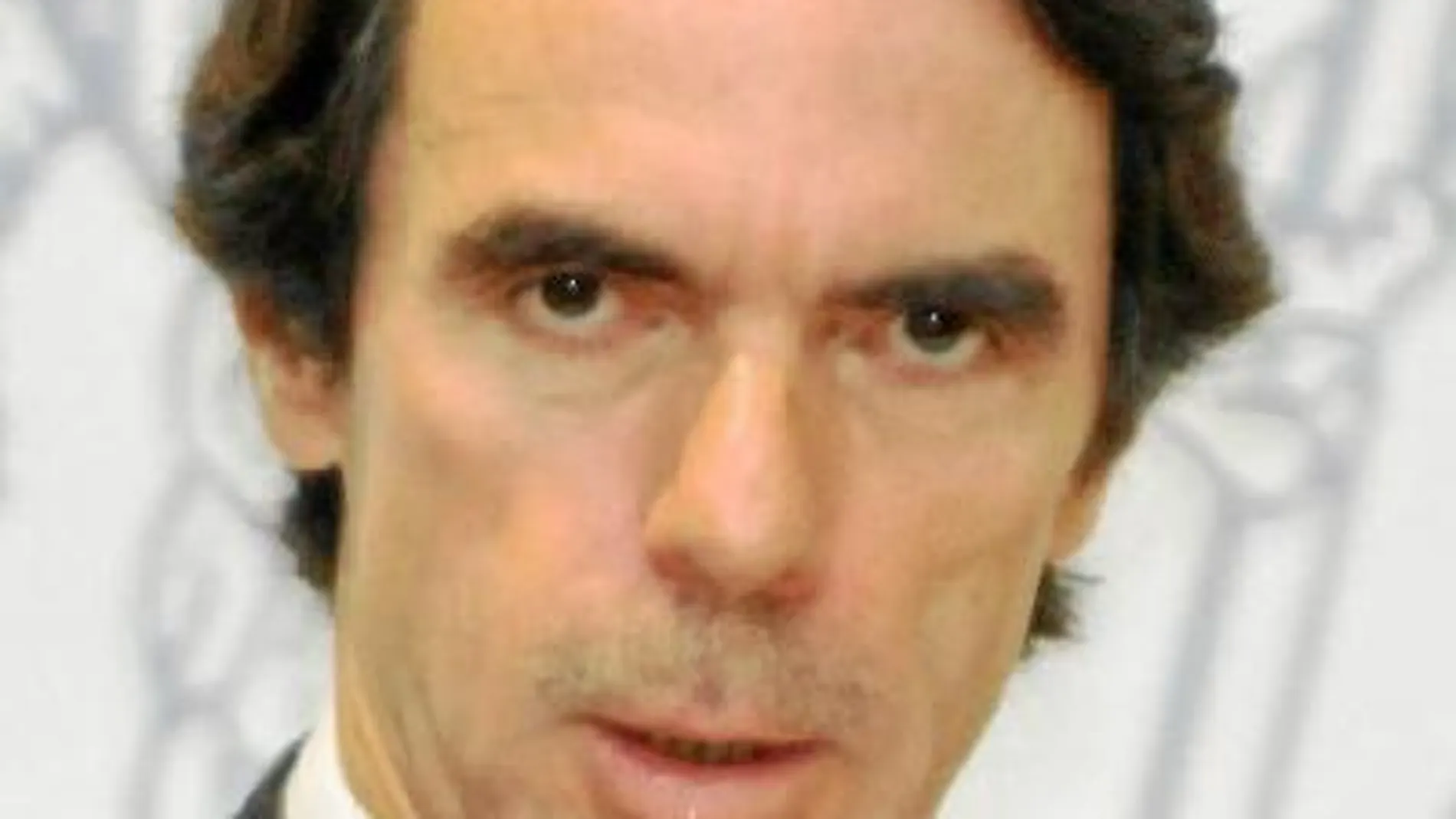 Aznar reclama elecciones para salir de una situación «crítica»