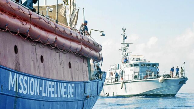 El «Lifeline» sigue sin rumbo; Italia y Malta se niegan a que desembarque en sus puertos
