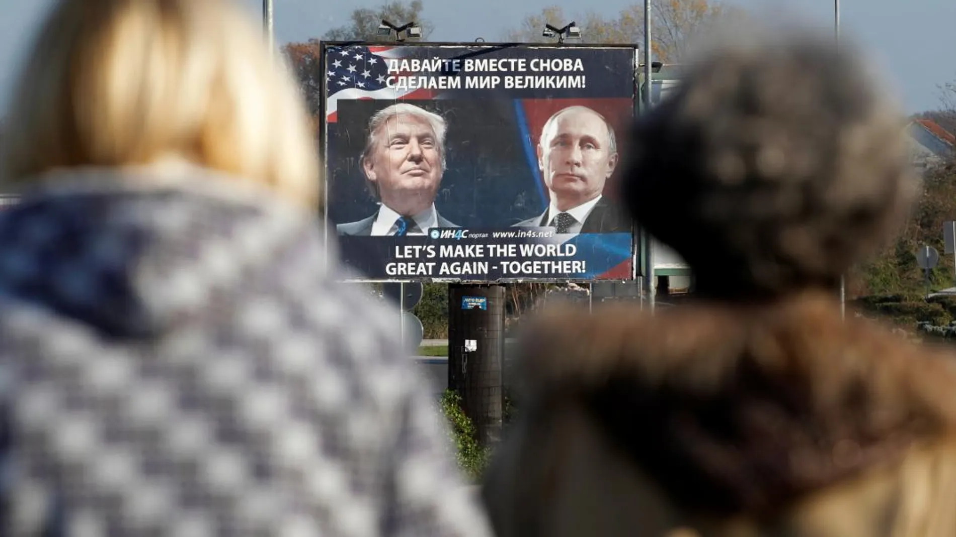 Un cartel muestra la imagen de Trump y Putin en Danilovgrad (Montenegro)