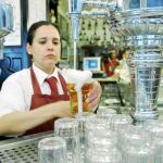 En el sector Servicios el paro descendió en 400 personas debido a que la época estival fomenta el empleo