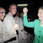 Hillary Clinton saluda a soldados norteamericanos destinados en la base aérea de Manas (Kirguizistán)