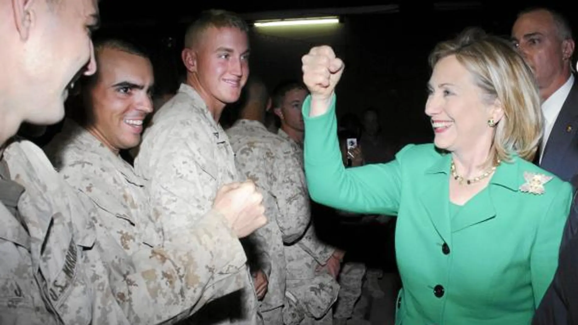 Hillary Clinton saluda a soldados norteamericanos destinados en la base aérea de Manas (Kirguizistán)