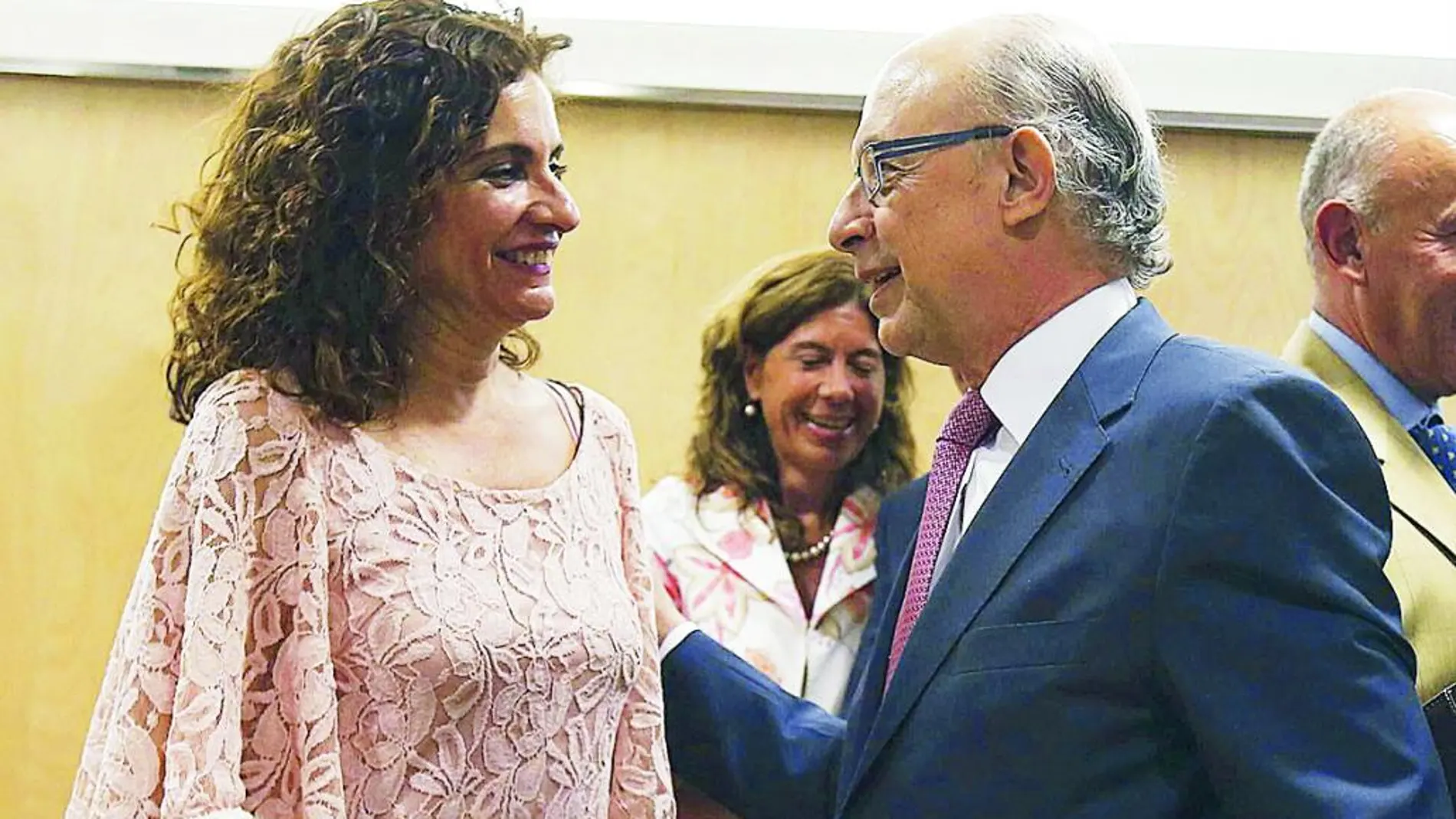El ministro de Hacienda, Cristóbal Montoro, y la consejera del ramo en la Junta, María Jesús Montero