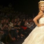 La actriz británica Mischa Barton luce un vestido de novia de la colección de la diseñadora catalana Rosa Clará