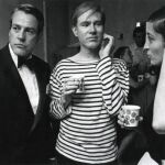 Andy Warhol (c), el padre del arte pop, en una foto de 1968 en la que aparece junto al actor Kevin McCarthy (i) y la escultora venezolana Marisol.