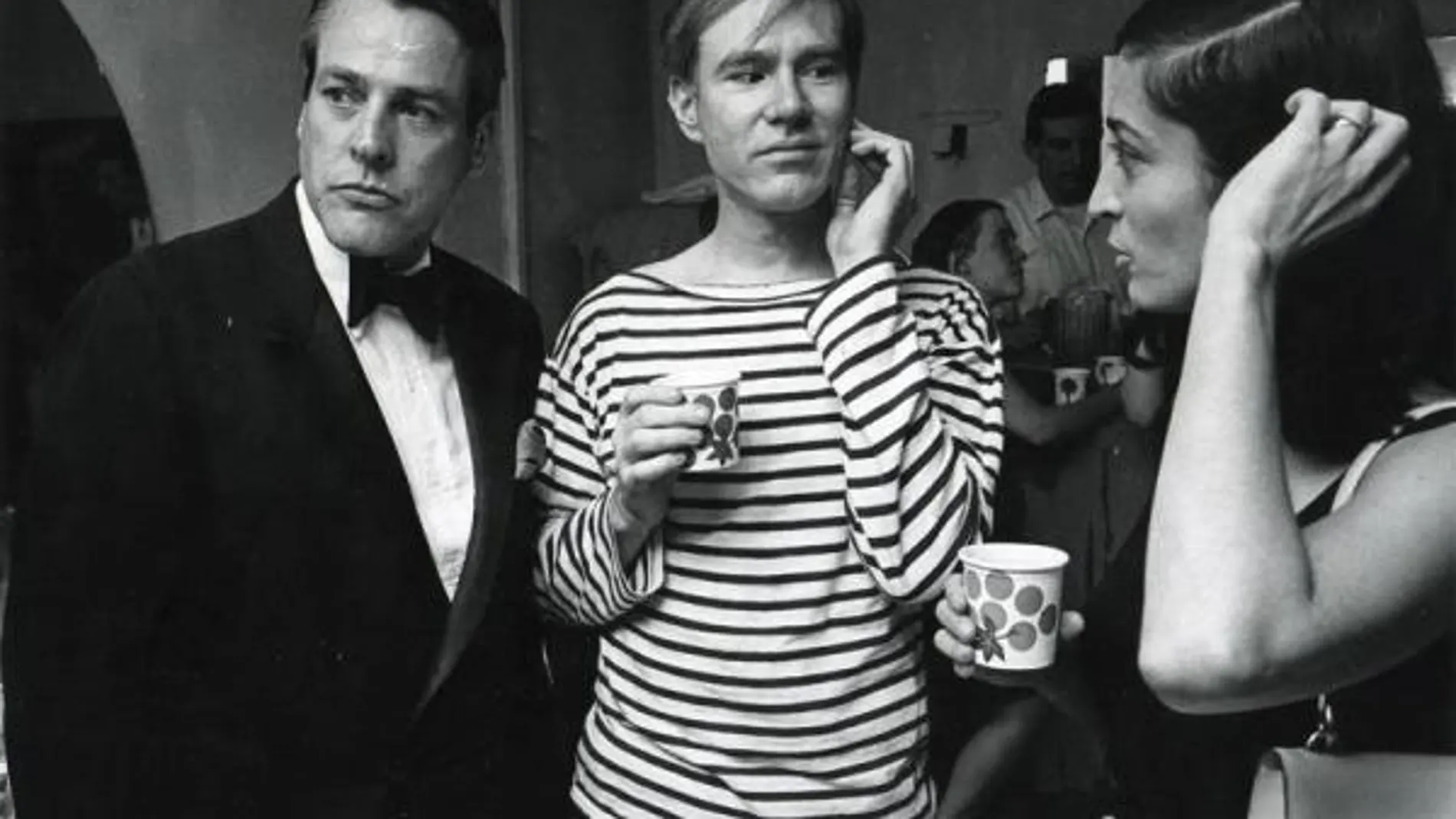 Andy Warhol (c), el padre del arte pop, en una foto de 1968 en la que aparece junto al actor Kevin McCarthy (i) y la escultora venezolana Marisol.