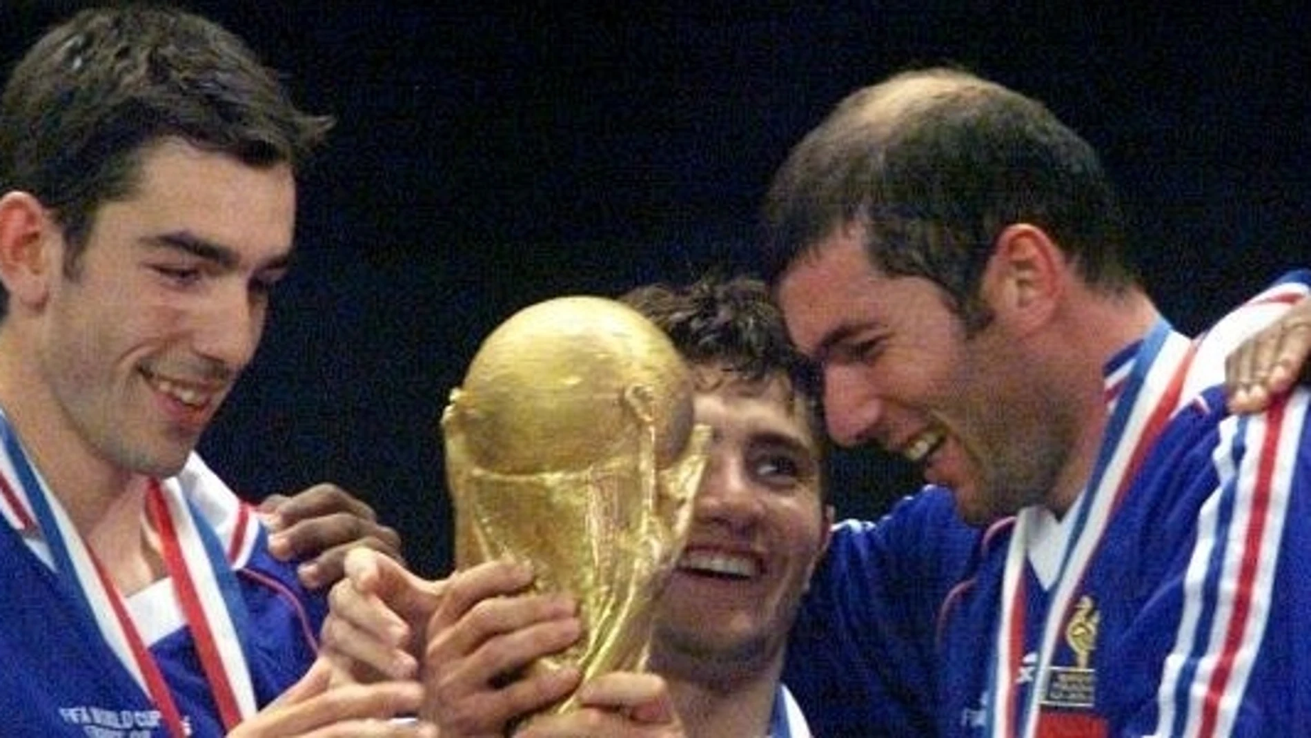Pires y Zidane, con la Copa del Mundo