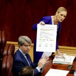Cifuentes mostró ayer en la Asamblea el documento que lo acredita