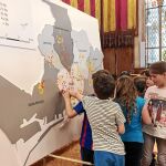 Los alumnos de la Escuela joan Miró del Eixample señalan las muestras de aire recogidas con sus sensores