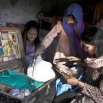 Las hijas de Asia Bibi observan algunas pertenencias de su madre