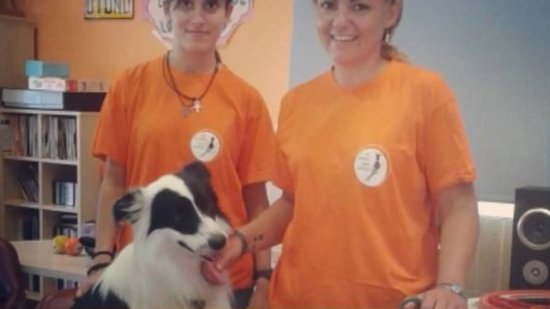 Dos terapeutas de "El perro que ayuda"tras una sesión de TAA con un Border Collie