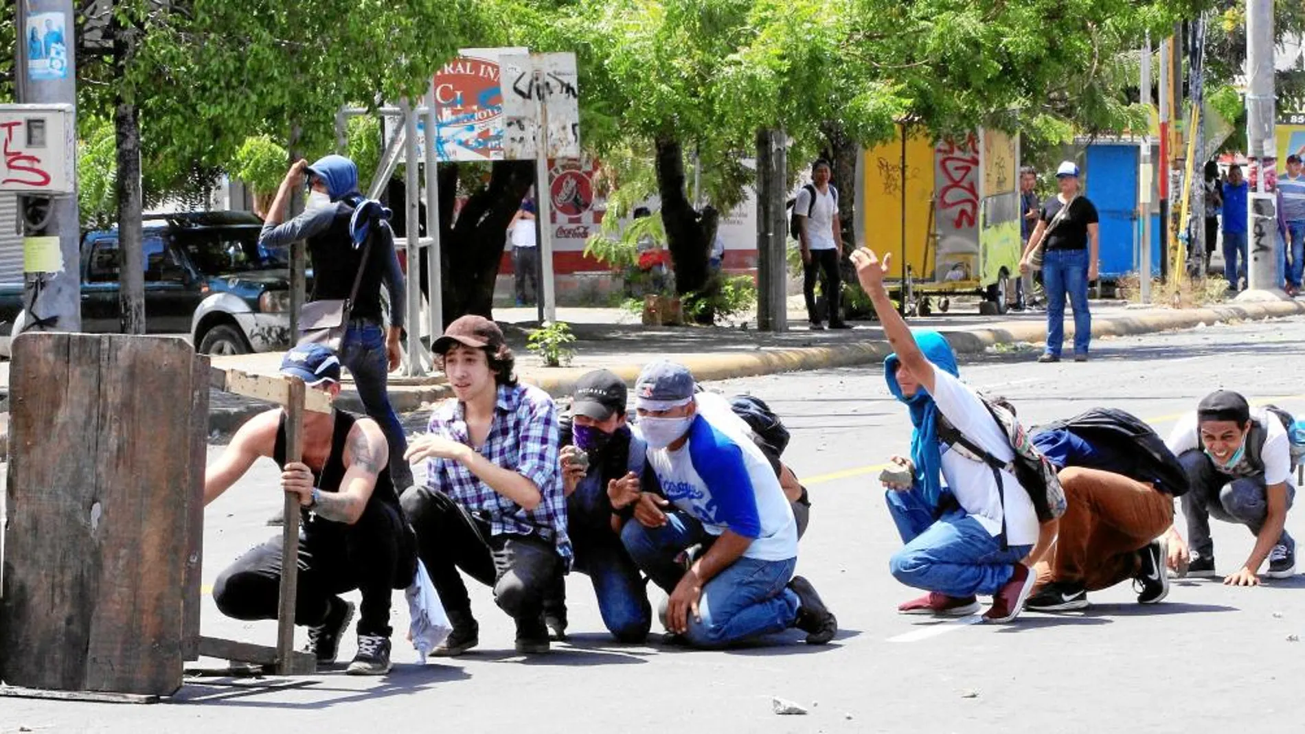 Grupos de jóvenes universitarios se enfrentan a las Fuerzas de Seguridad en Managua