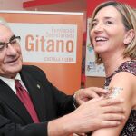 Pedro Puente coloca a Alicia García un tatuaje con el lema de la nueva campaña de Secretariado Gitano