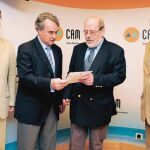 Cecilio Pineda recibe el premio de la XII edición del Vargas Llosa