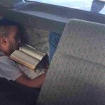El inmigrante, escondido en su habitáculo.