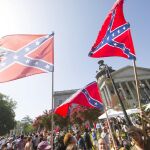 Manifestante en apoyo de la bandera confederada salen a la calle en Carolina del Sur